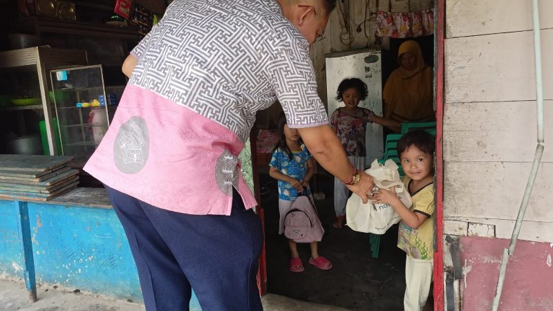 Ketua Permabudhi Sumut Berikan Asupan Gizi Kepada Lima Balita Stunting