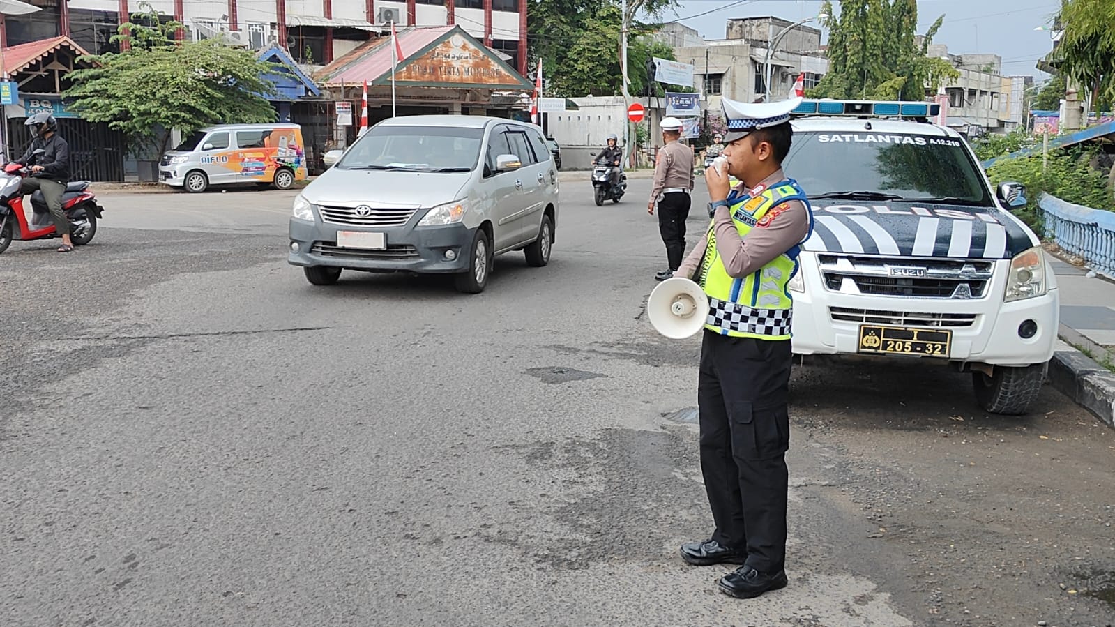 Polisi Meupep – pep Polantas Lhokseumawe Tak Henti Imbau Pengendara Taat Aturan Lalu Lintas