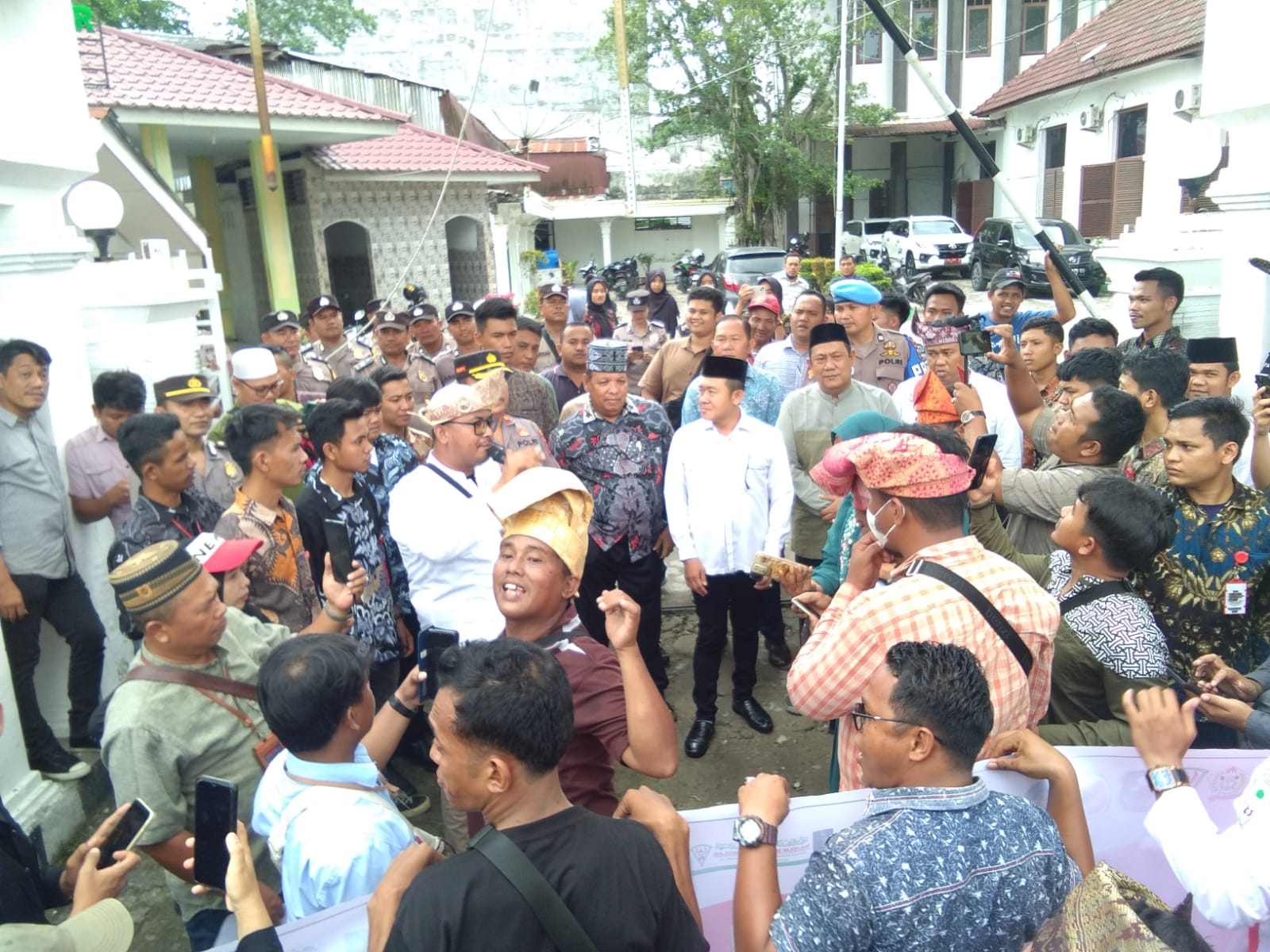 Ketua DPRD Bersama Wakilnya Terima Aspirasi 27 Elemen Siap Laporkan Peristiwa Di Rempang