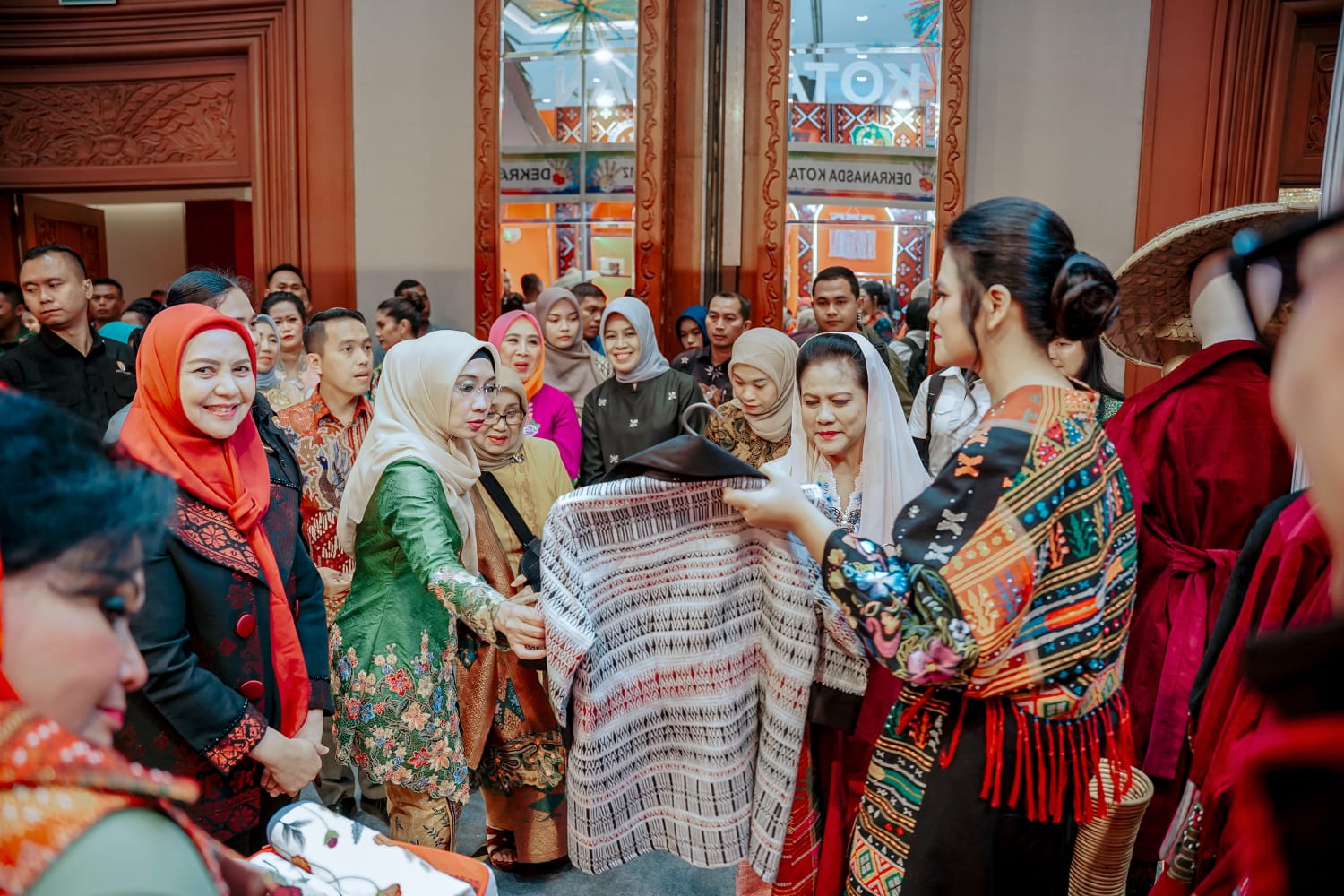 Usai Resmikan KriyaNusa, Ibu Negara Kunjungi Stand Dekranasda Medan