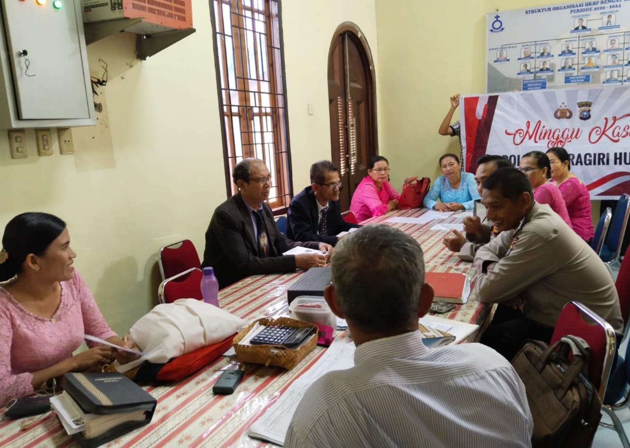 Minggu Kasih Polres Inhu, Gereja  HKBP Resort Rengat Terima Bantuan Lampu dan Karpet