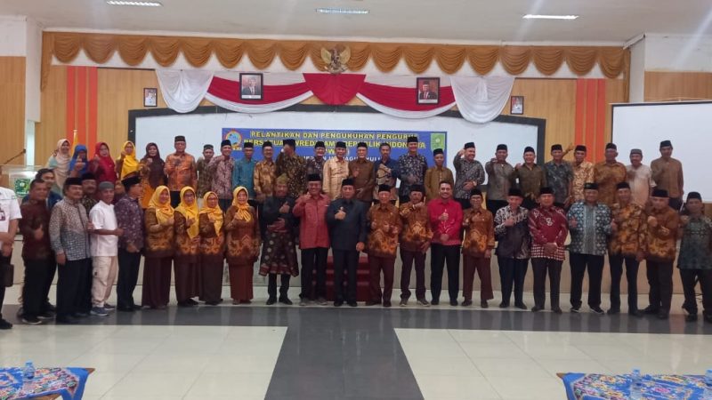 Wakil Bupati Inhu Bersama Ketua Umum PWRI Riau Lantik dan Kukuhkan Pengurus PWRI Inhu