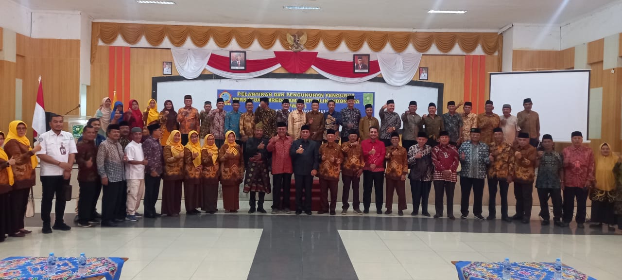 Wakil Bupati Inhu Bersama Ketua Umum PWRI Riau Lantik dan Kukuhkan Pengurus PWRI Inhu