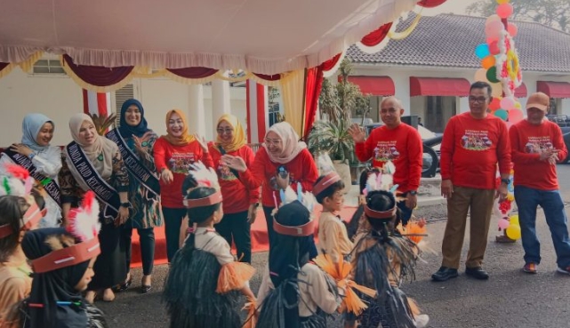 Walikota Maulan Aklil Sapa Peserta Karnaval PAUD