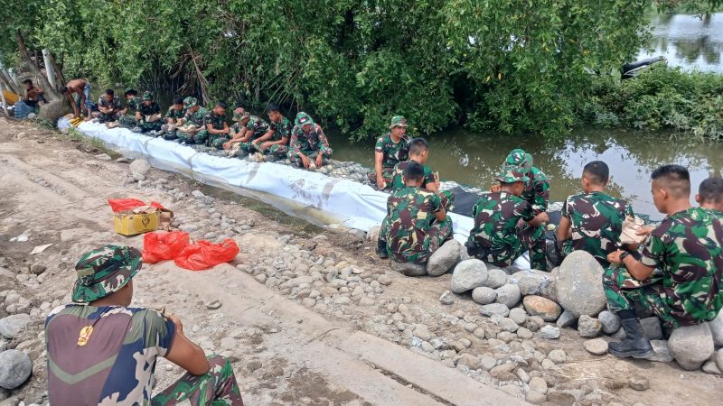 Manfaat Waktu, Prajurit TNI Makan Bersama-sama Di Lokasi Pembangunan Bronjong