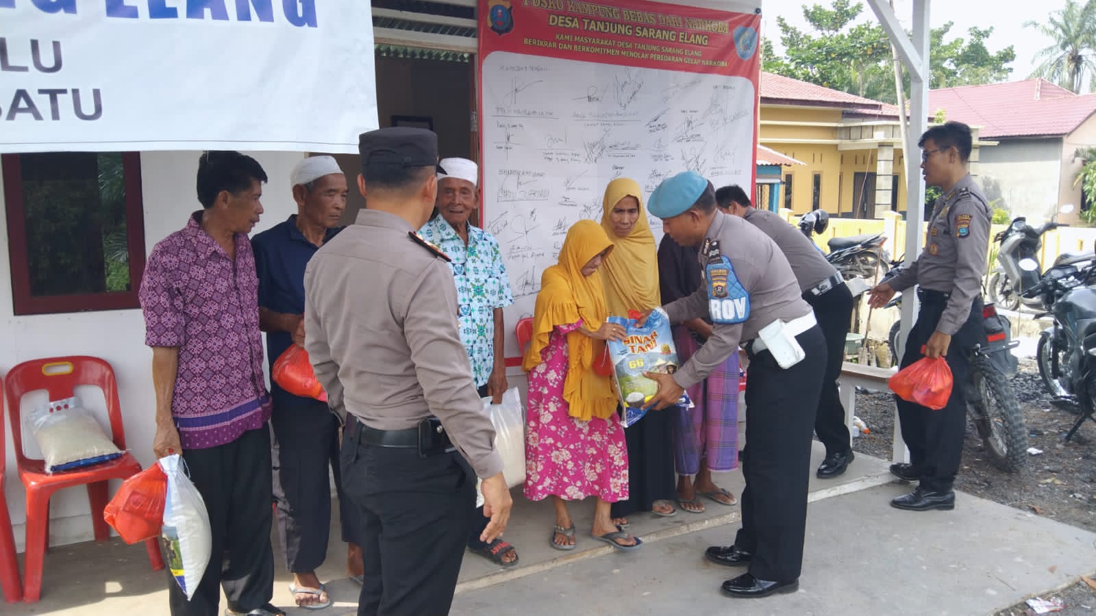 Polres Labuhanbatu Berbagi Kasi Kepada Orangtua Jumpo 