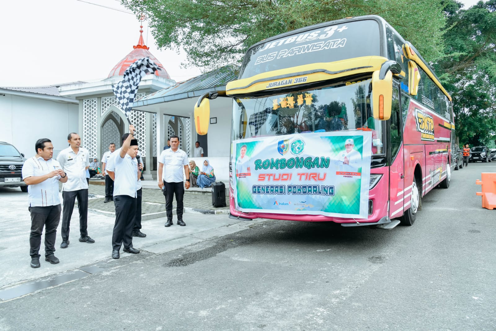 Zahir Berangkatkan Peserta Study Tiru Pokdarling ke Kota Medan