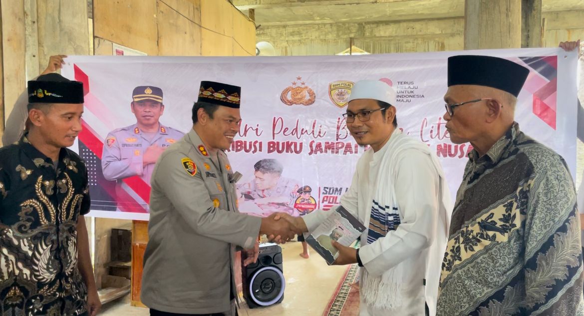 Polres Aceh Singkil Literasi Buku kePasantren Darul Hasanah, Singkil