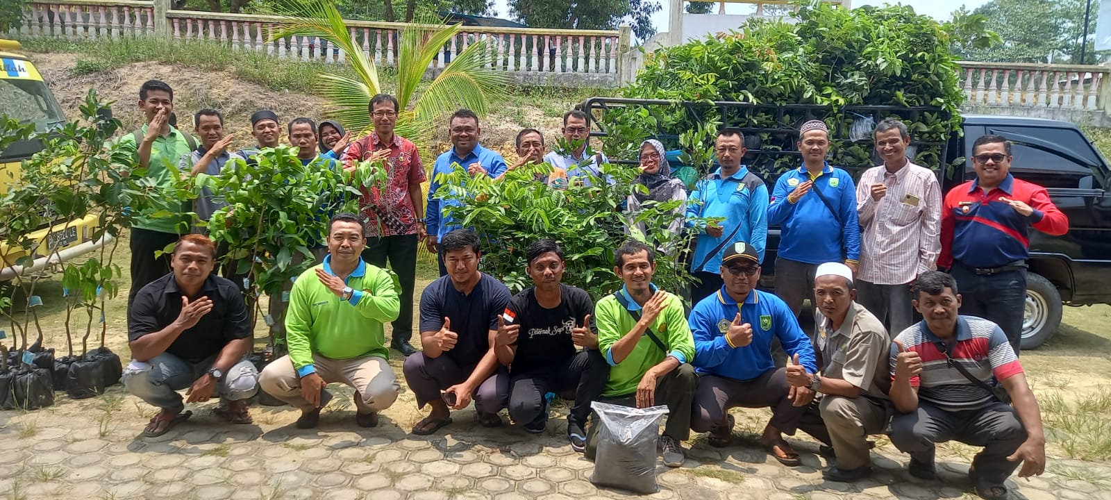 Wujudkan Visi Misi Bupati,Kadistankan Inhu Serahkan Bantuan 6.203 Bibit Buah ke Gapoktan Seberida