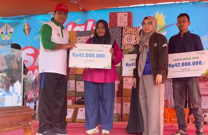 Pj Bupati Bireuen Serahkan Santunan BPJamsostek Kepada Ahli Waris Non ASN