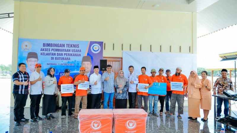 Anggota Komisi IV DPR RI Djarot Saiful Hidayat Salurkan Bantuan Kepada Nelayan Batu Bara dari Kementerian Kelautan dan Perikanan