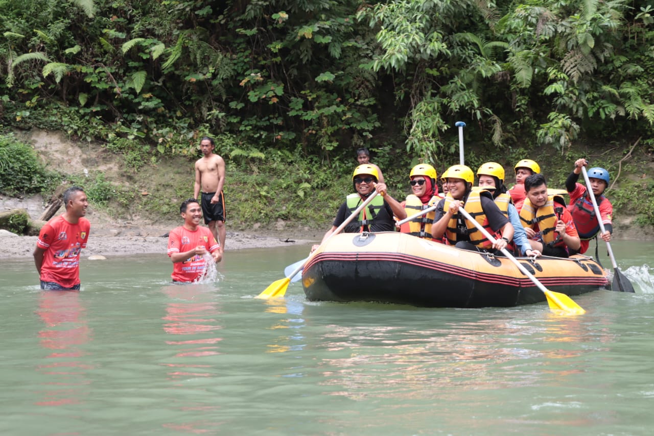 Heboh, Bupati dan Wakil Bupati Sergai Menjerit Saat Bermain Arung Jeram