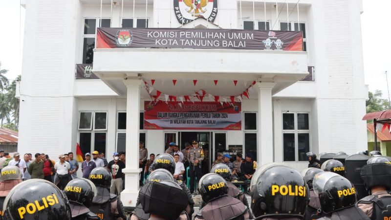 Polres Tanjung Balai Gelar Simulasi Pengawalan Kotak Suara dan Pengamanan Unjuk Rasa