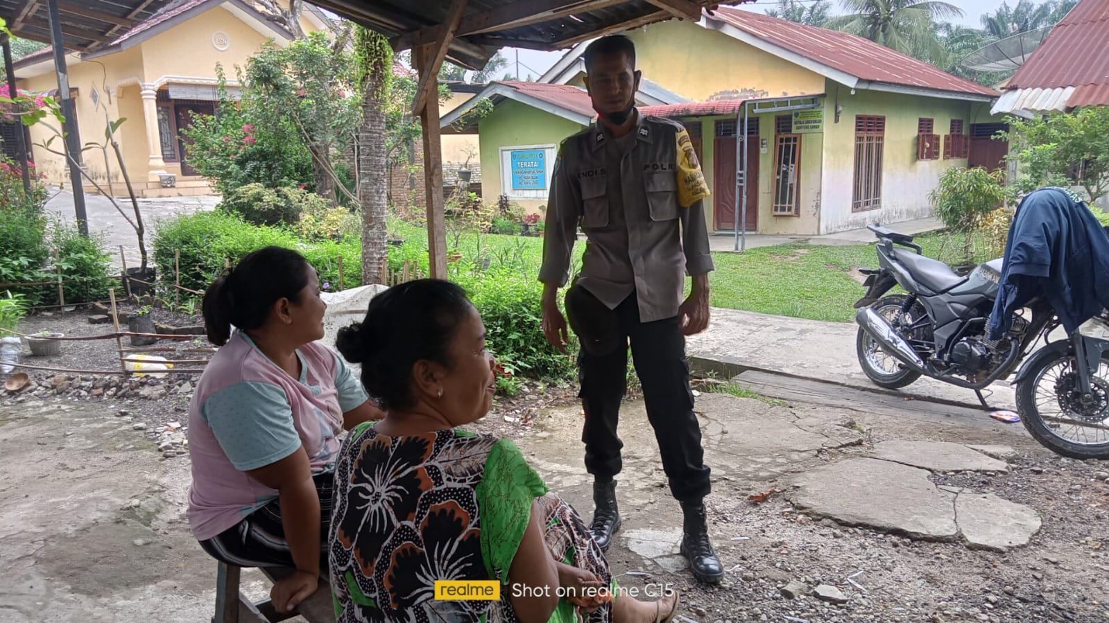 Personil Bhabinkamtibmas Polres Labuhanbatu laksanakan Kegiatan Ajak Warga Jaga Situasi Kamtibmas Menjelang Pemilu 2024.