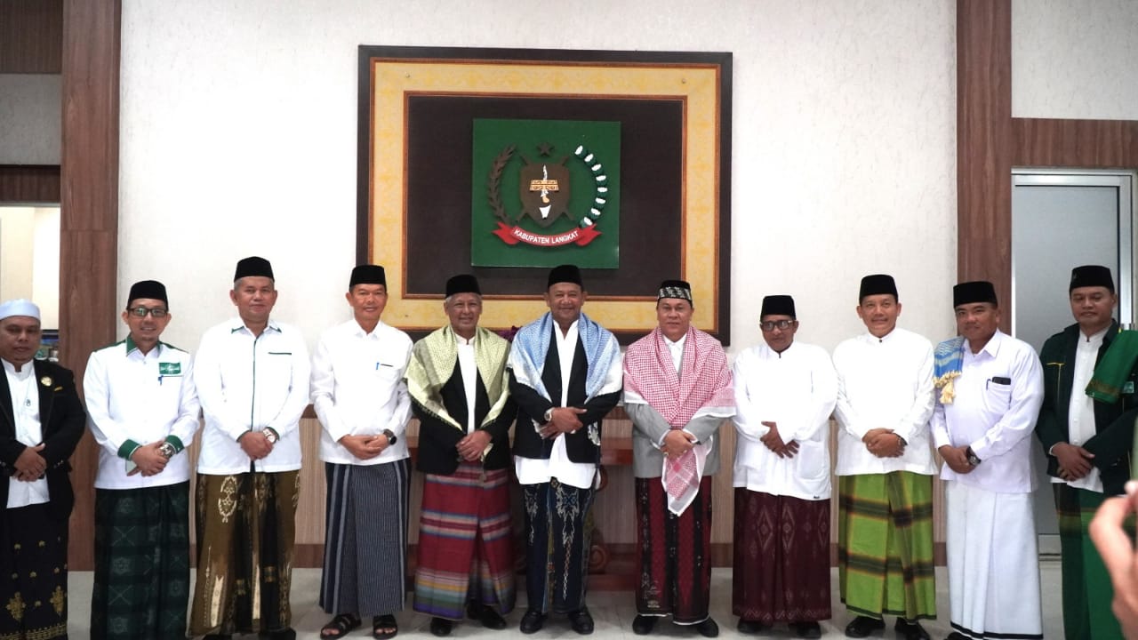 Hari Santri Nasional 2023, Syah Afandin Terima Penghargaan Kepala Daerah Peduli Ponpes