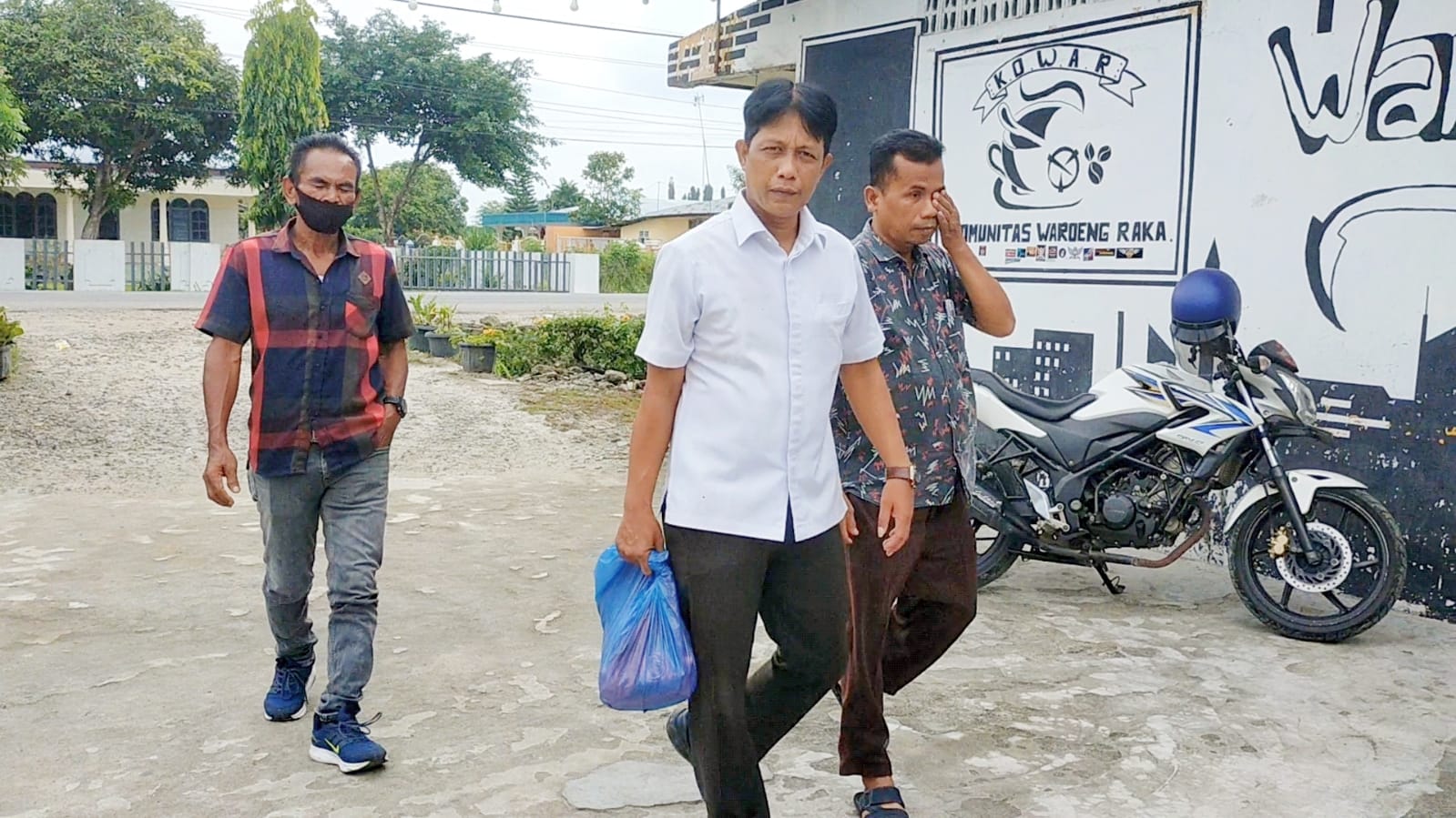 Zuhari Jenguk Tokoh Masyarakat Sergai Sakit