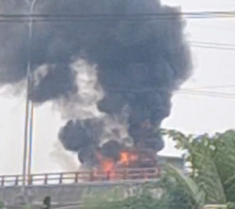 Akibat Konsleting, Mobil Pic Up Angkut Elektronik Secand Terbakar Di Jembatan Nilakandi