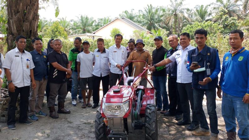 Dukung Produksi Pertanian, Kadistankan Inhu Serahkan Hand Traktor Ke Gapoktan