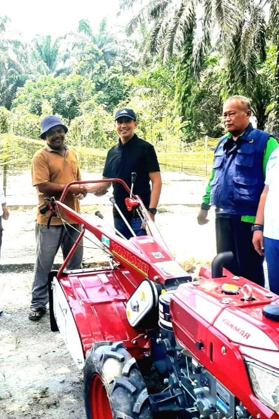 Gapoktan Kebangkitan Mandiri Dapat Bantuan Hand Traktor dari Perjuangan  Wakil Ketua DPRD Inhu Masyrullah