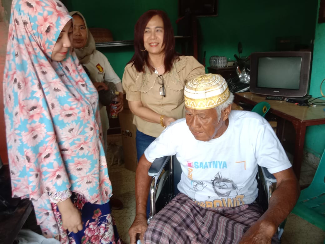 Dame Duma Serahkan 3 Unit Kursi Roda Pada Warga Sei Lalas Yang Lumpuh dan Stroke