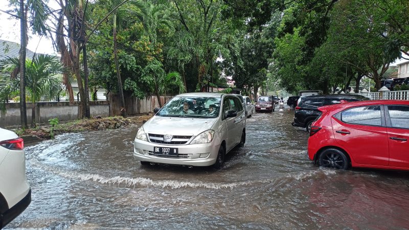 Hujan Sebentar Saja, Jalan Didepan Kantor Kiss FM Banjir