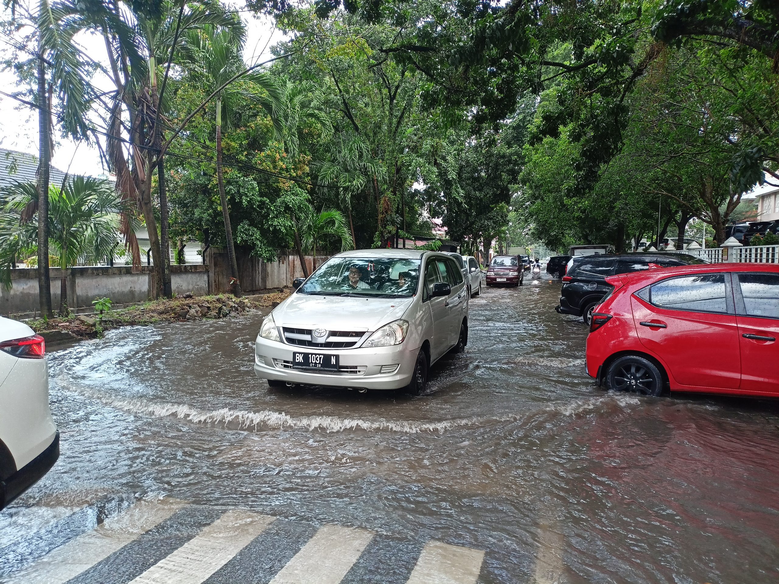 Hujan Sebentar Saja, Jalan Didepan Kantor Kiss FM Banjir