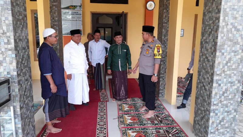 Dekatkan diri Kepada Warga, Polres Tanjung Balai Bersama Walikota Sholat Jumat