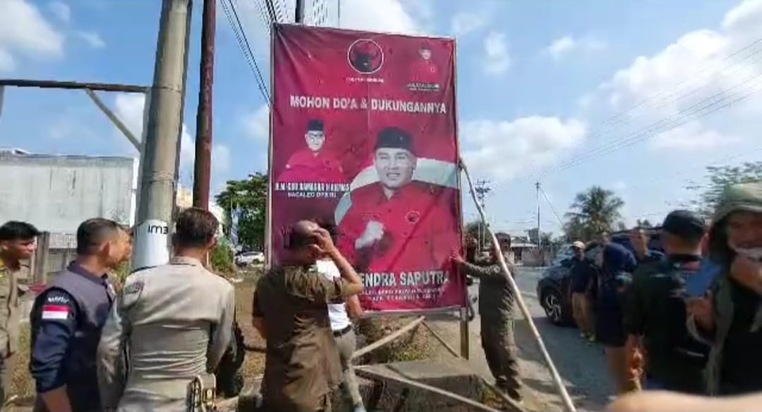 Bawaslu Lakukan Penertipan APS Menyerupai APK Di Wilayah Kabupaten Ogan Ilir