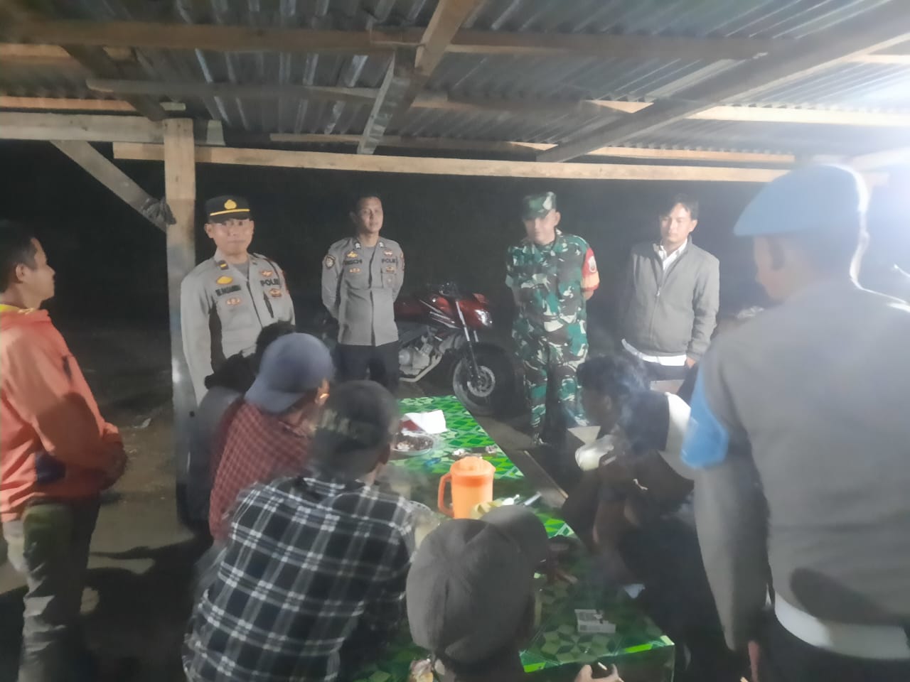 Pastikan Bebas Peredaran Narkoba Di Desa Aek Raja, TNI Polri Bersama Kades Rajia Warung Tuak