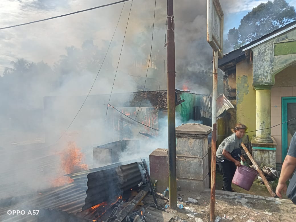 Polsek Kuala Cek dan amankan lokasi kebakaran Rumah Sudarno