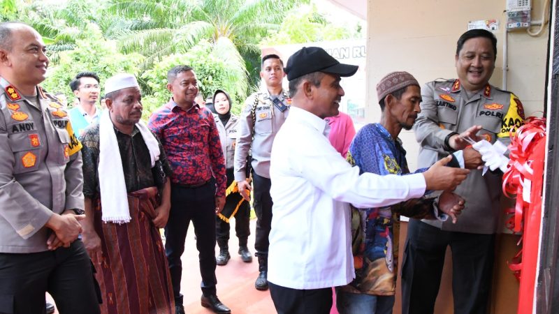 Kapolda Aceh Serahkan Bantuan Satu Unit Rumah Kepada Warga Peureulak Barat