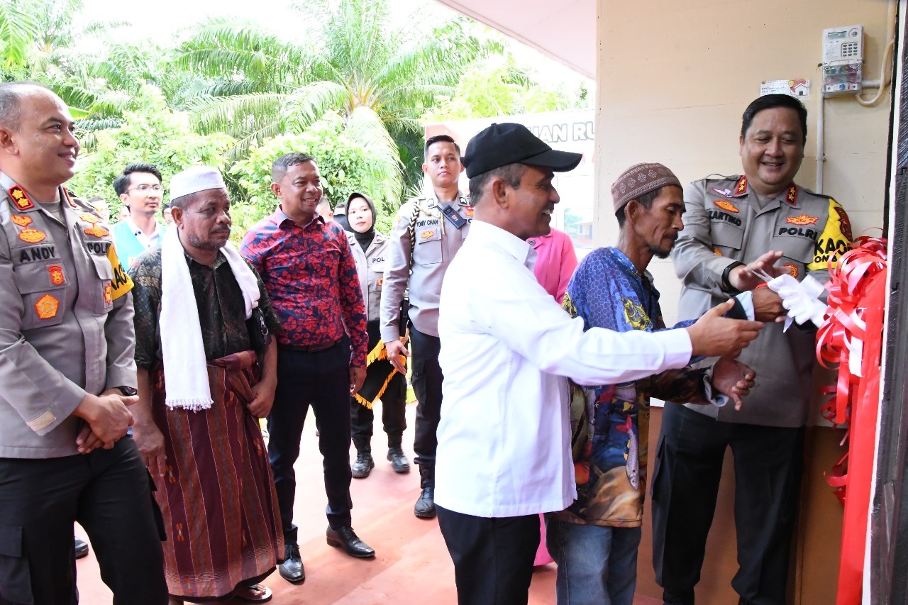 Kapolda Aceh Serahkan Bantuan Satu Unit Rumah Kepada Warga Peureulak Barat