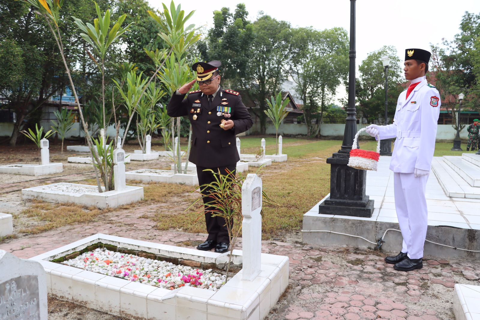 Kapolres Tanjung Balai Pimpin Upacara Ziarah Di Makam Pahlawan