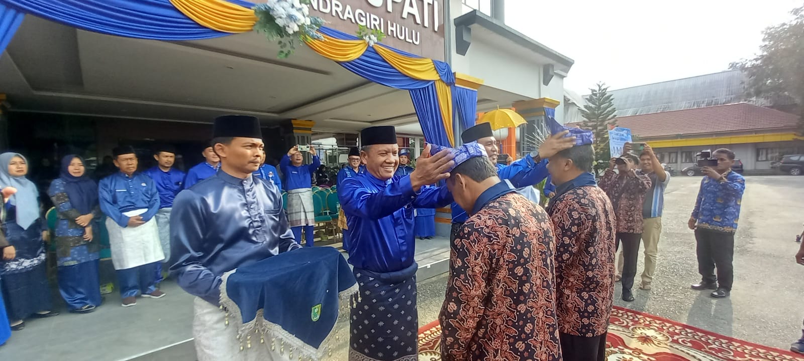Kadis Koperasi UKM Inhu Bersama Camat  Sambut Kafilah MTQ Asal Rokan Hulu
