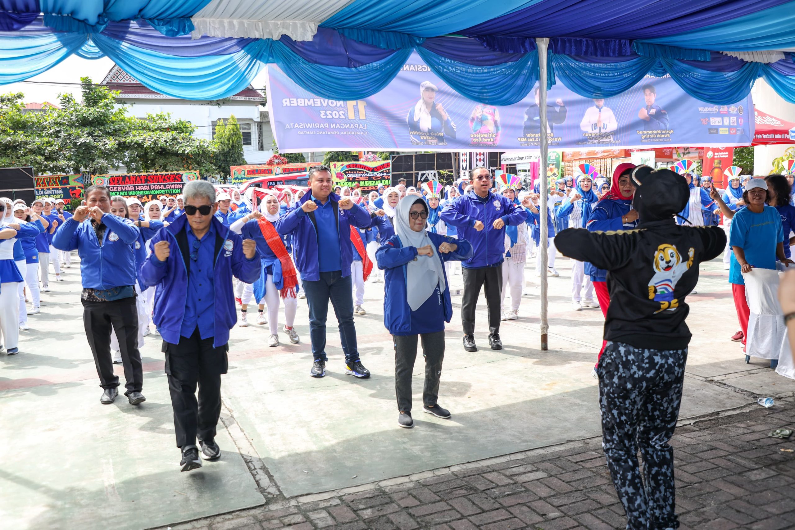 Semarakkan Gebyar Hari Pahlawan, Wali Kota Bersama Ketua Dekranasda Pematang Siantar Ikuti Senam Massa