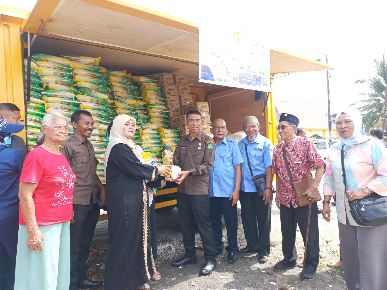 Jangkau Warga di Belawan, PUD Pasar dan PPAL Kolaborasi Gelar Pasar Keliling