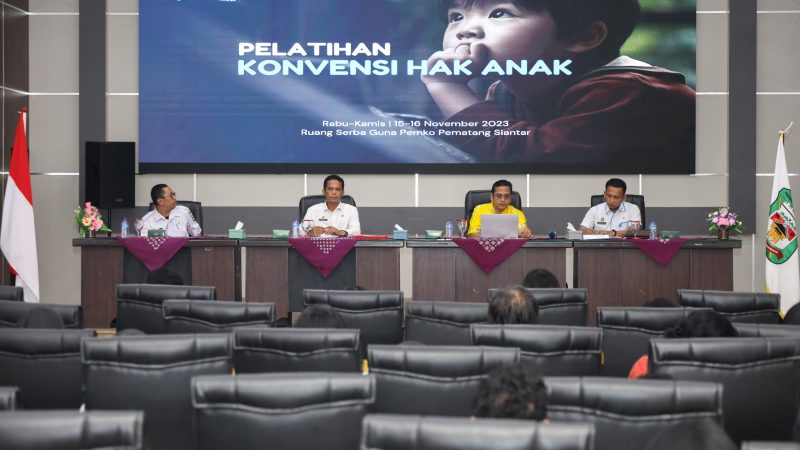 Mewakili Wali Kota, Asisten Pemerintahan dan Kesejahteraan Rakyat Setdako Pematang Siantar Buka Pelatihan Konvensi Hak Anak