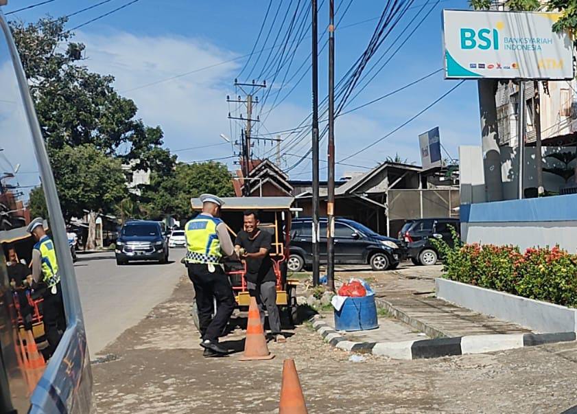 Jumat Berkah, Satlantas Polres Lhokseumawe Berbagi Nasi Bungkus