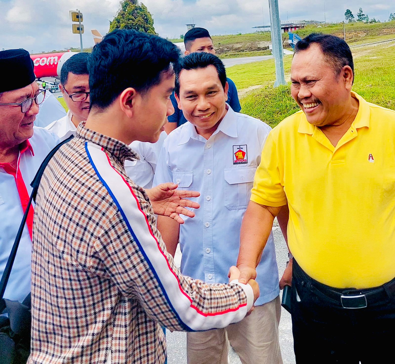 Saat Kunjungan ke Kawasan Danau Toba, Jhoni Allen Marbun Bersama Ribuan Simpatisan Sambut Gibran Rakabuming Raka di Bandara Silangit
