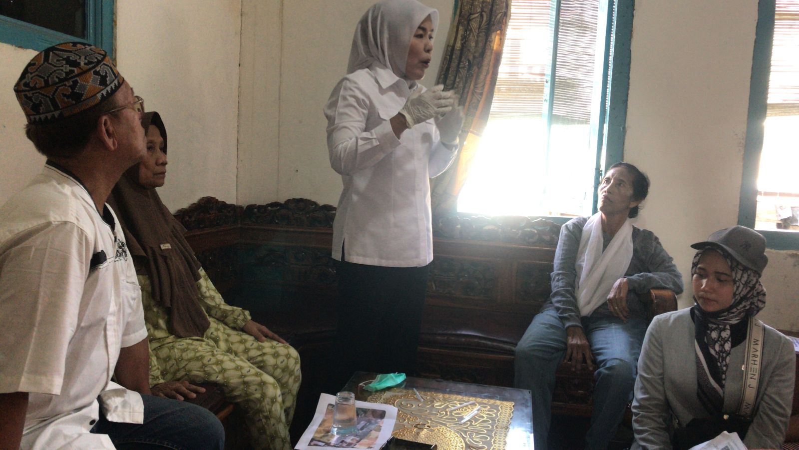 Fitrianti Agustinda Bersama Drs Nangcik MM Silaturahmi Di Kediaman Warga Rt 13 Tangga Takat