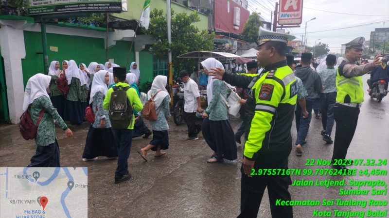 Sat Lantas Polres Tanjung Balai Kawal Dan Amankan Aksi Damai Serta Galang Dana Bantu Palestina