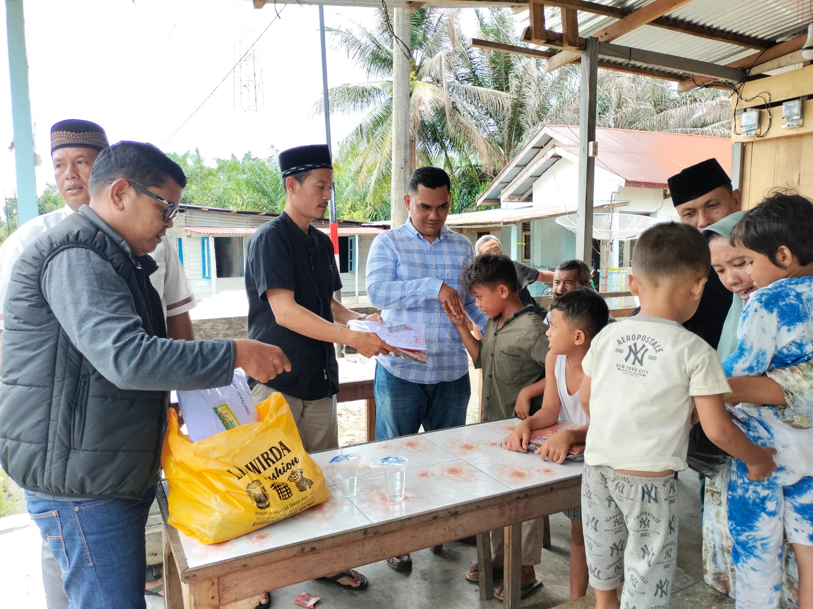 H Uma Utus LO Serahkan Bantuan Seragam Sekolah ke Anak Korban Kebakaran di Aceh Singkil
