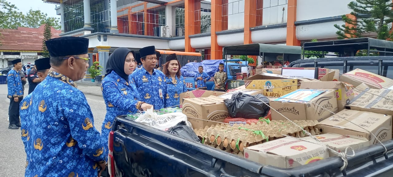 Dalam Rangka Hut Korpri ke 52,  Bupati Inhu Lepas Rombongan Penyaluran Bantuan Sembako Ke Panti Asuhan