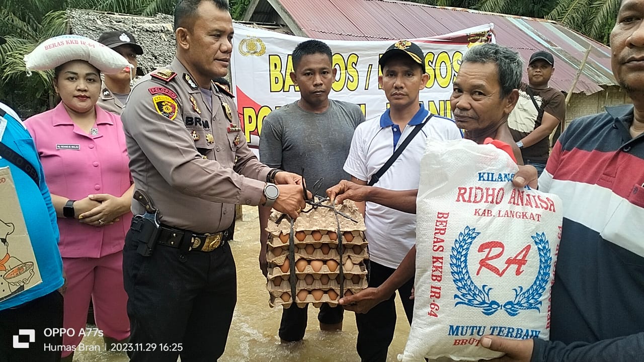 Polsek Pkl. Berandan beri bantuan Sembako Kepada korban banjir