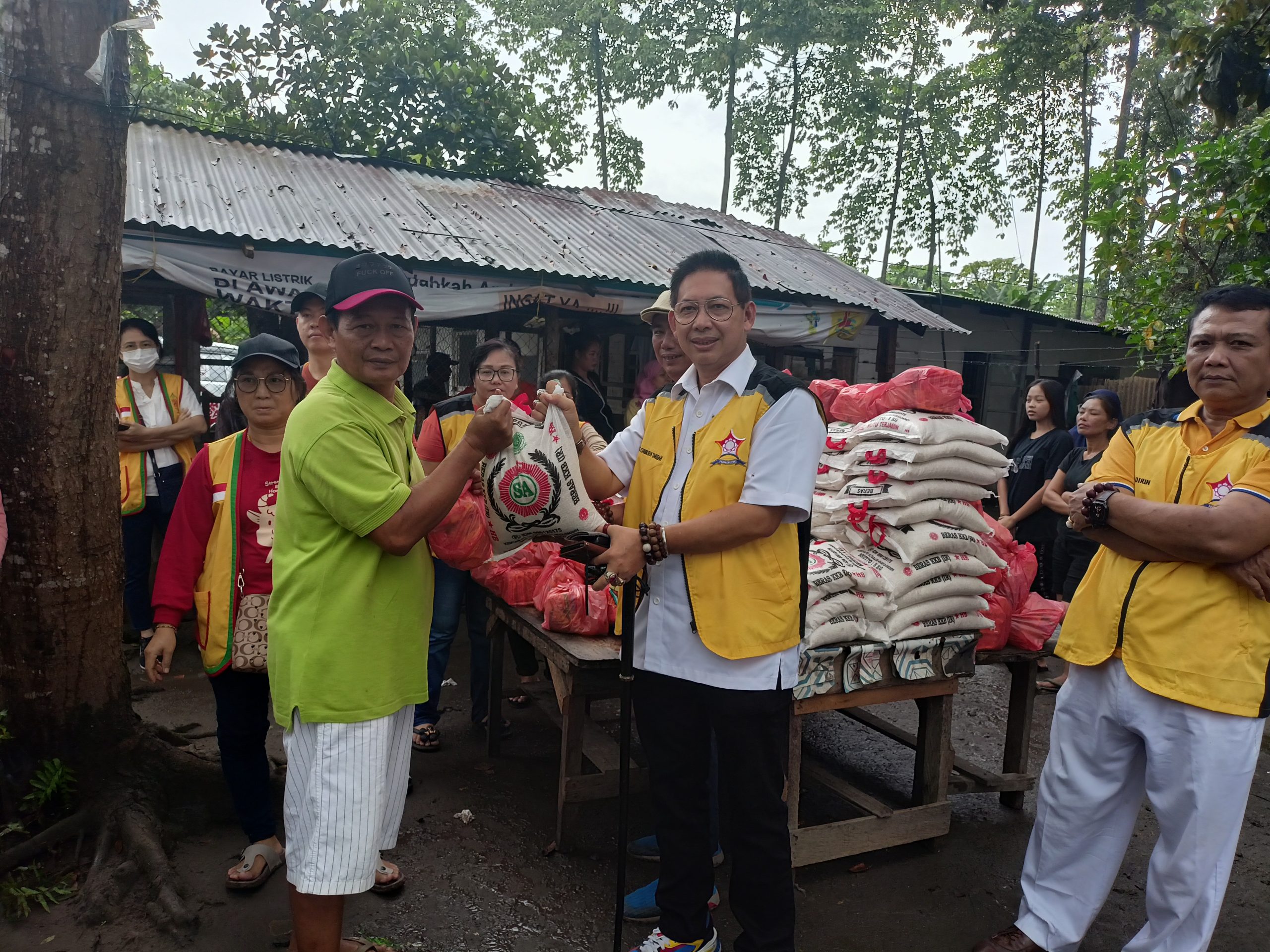 Sugianto Makmur, Hasyim dan Wong Chun Sen Bagikan Sembako bagi Warga Prasejahtera di Kota Bangun