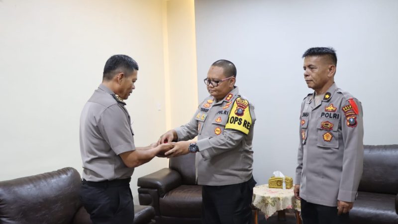 Lepas Personel Purna Tugas, Polres Tanjung Balai Beri Cenderamata