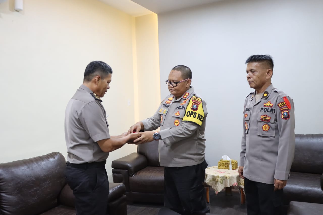 Lepas Personel Purna Tugas, Polres Tanjung Balai Beri Cenderamata