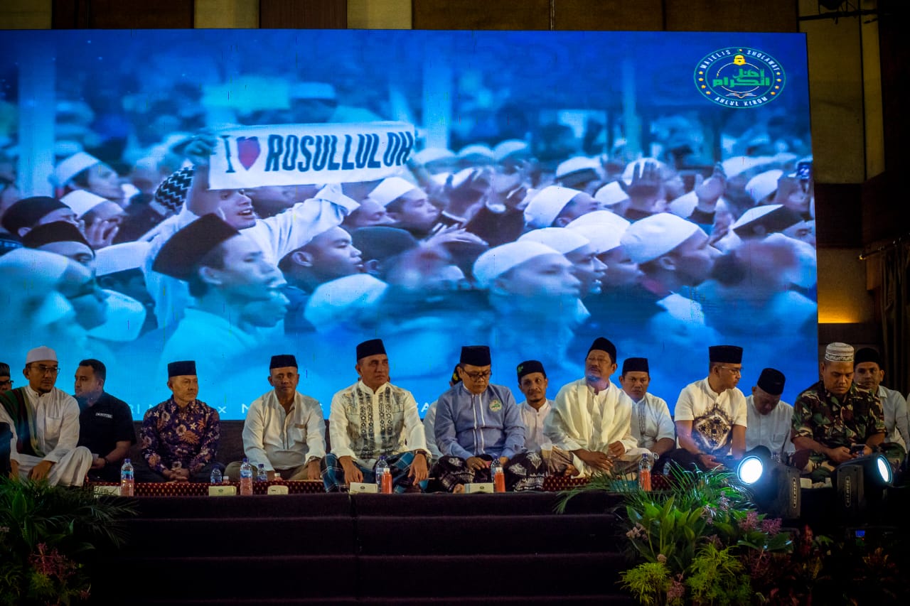 Kyai Khambali di Hadapan Jama’ah Majlis Sholawat dan Kiai Kampung Serukan Sukseskan Pemilu dan Pilpres 2024 Melawan Kedzaliman dengan Munajat Sholawat, Agar Pilpres berlangsung Jurdil