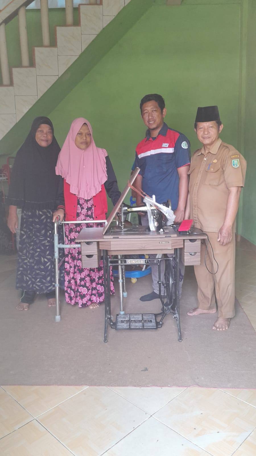 PT.Inecda Bantu Mesin Jahit Dan Alat Bantu Jalan Kepada Warga Penyandang Disabilitas Desa Tani Makmur