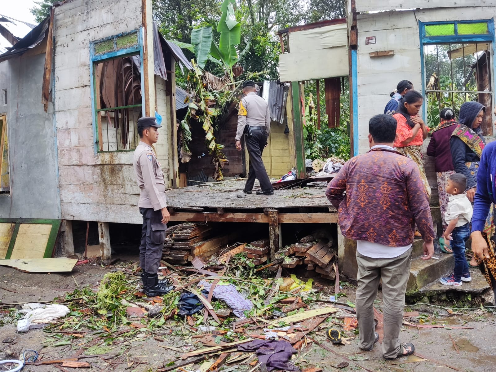 Akibat Puting Beliung, Pohon Kemiri Tumbang Timpa Rumah Warga 1 Orang Tewas